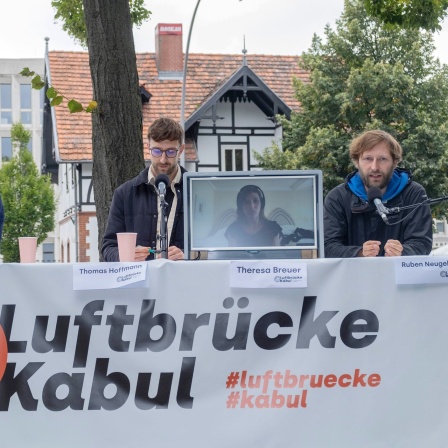 Luftbruecke -Unterstuetzer (v.l.) Mattea Weihe, Thomas Hoffmann, Theresa Breuer (Bildschirm), Ruben Neugebauer in Berlin