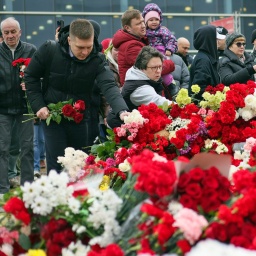 Menschen legen Blumen und Spielzeug am Zaun neben dem Konzertsaal bei Moskau ab, auf den ein Terroranschlag verübt worden war.