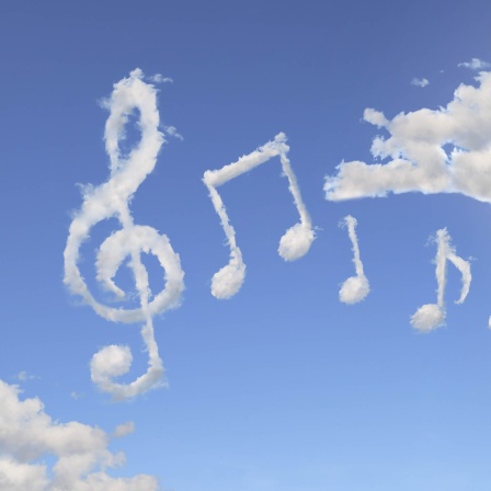 Wolken in Form von Musiknoten schweben am blauen Himmel.