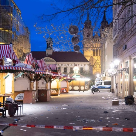Ein Absperrband der Polizei hängt vor dem Eingang zum Weihnachtsmarkt.