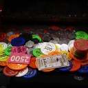 Casinoships und Münzen im Spielautomaten