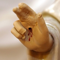 Jesusfigur - segnende Hand mit Blutspur von der Kreuzigung; © imago-images.de/Zoonar.com/Norman P. Krauß
