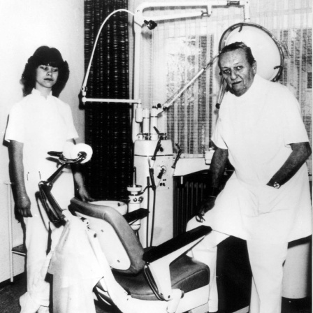 Die Zahnarzthelferin Claudia Judenmann und der Zahnarzt Kurt Bachseitz am 26. Februar 1982 in der Praxis in Neutraubling bei Regensburg.