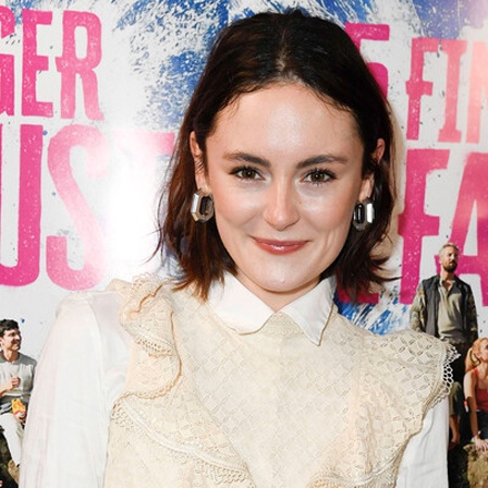 Schauspielerin Lea van Acken vor einem Plakat des Films "Fünf Finger sind eine Faust"