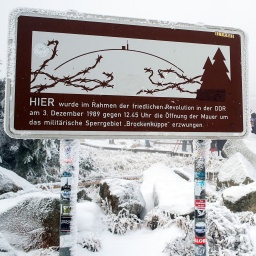 Gedenktafel am Brocken zur Grenzöffnung 1989 