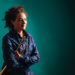 Die französische Trompeterin Airelle Besson mit ihrem Instrument.