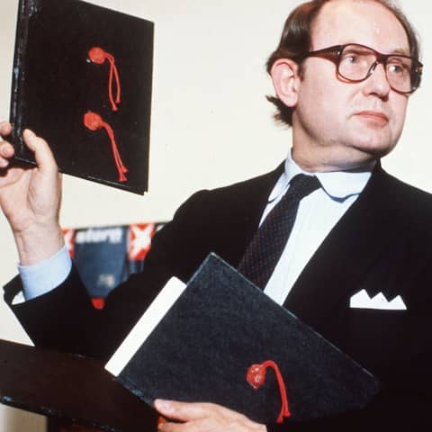 Der Journalist Gerd Heidemann hält am 25. April 1983 bei einer Pressekonferenz in Hamburg ein Exemplar der vermeindlichen Hitler-Tagebuecher.