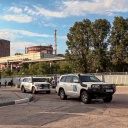 Auf diesem vom Pressedienst des russischen Verteidigungsministeriums veröffentlichten Foto verlässt eine Fahrzeugkolonne mit Mitgliedern der Internationalen Atomenergiebehörde (IAEA) nach der Inspektion des Kernkraftwerks Saporischschja das Gelände.