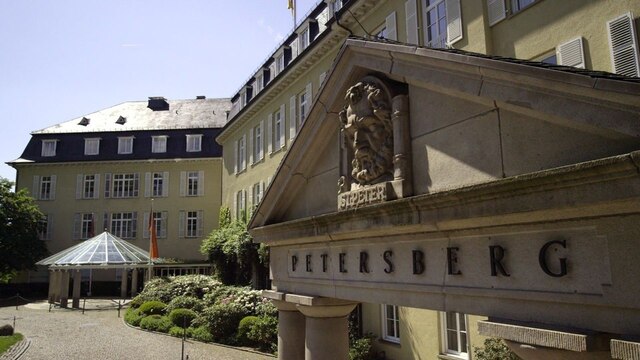 Der Portikus mit dem Petruskopf am Eingang des Grand Hotels Petersberg