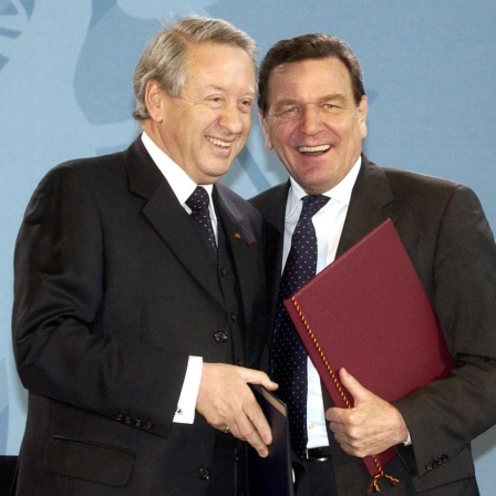 Bundeskanzler Gerhard Schröder (r) und der Präsident des Zentralrates der Juden in Deutschland, Paul Spiegel, tauschen am 27.1.2003 in Berlin den Staatsvertrag aus, den sie zuvor unterzeichnet haben. Mit dem Vertrag soll der Zentralrat für seine sozialen und religiösen Aufgaben drei Millionen Euro im Jahr erhalten.