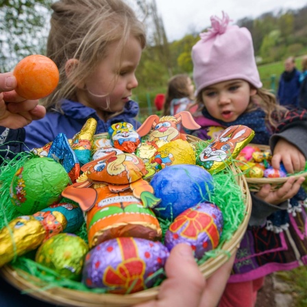 Symbolbild: Kinder beim Ostereiersuchen