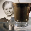 Der erste Melitta-Kaffeefilter und ein Foto seiner Erfinderin Melitta Bentz