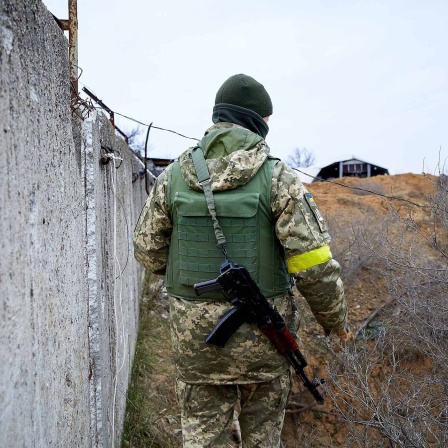 Cherson: Ein ukrainischer Soldat sieht sich auf dem Flughafen von Cherson um