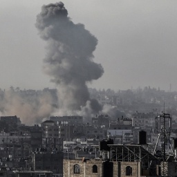 Rauch steigt nach israelischen Luftangriffen in der Nähe des Grenzübergangs Rafah auf. 