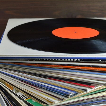 Ein Plattenstapel mit alten Vinylschallplatten.