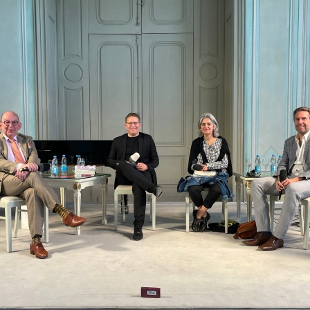 Denis Scheck, Carsten Otte, Shirin Sojitrawalla und Jan Wiele im Mozartsaal im Schwetzinger Schloss