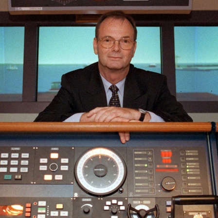 Das Archivbild vom 26.01.1999 zeigt Kapitän Jens Froese, damals Direktor des Instituts für Schiffsbetrieb, Seeverkehr und Simulation (ISSUS) in der Schiffsführungs- und Simulationsanlage (SUSAN) in Hamburg. 