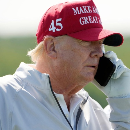 Donald Trump unterbricht das Golfspiel für ein Telefonat, am 25. Mai 2023.