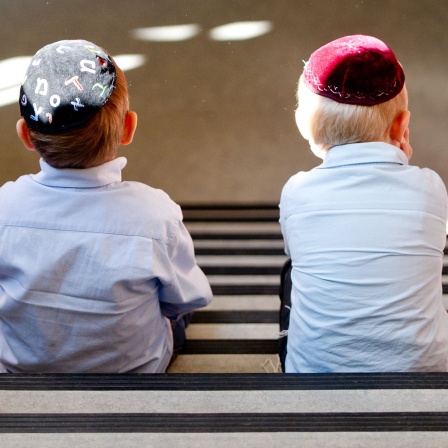 Zwei Jungen mit Kippa sitzen in der Talmud Tora Schule