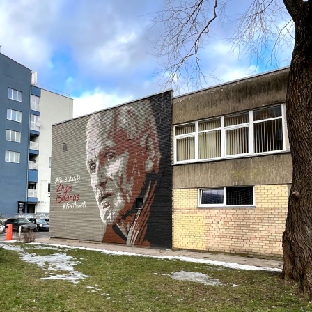 Ein großes Wandbild zeigt Alex Bjaljazki neben der Aufschrift #FreeBjaljazki #FreeThemAll.