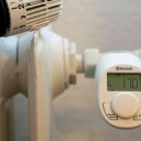 An einem Heizkörper ist ein Thermostat angebracht, das über Bluetooth funktioniert.