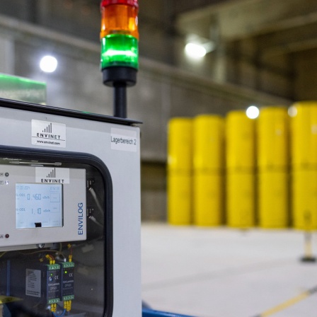 Im Zwischenlager Ahaus im Münsterland steht ein digitaler Geigerzähler, der Strahlungsmesswerte kontinuierlich misst. In dieser Lagerhalle stehen CASTOR-Behälter mit ausgedienten, hochradioaktiven Brennelementen.