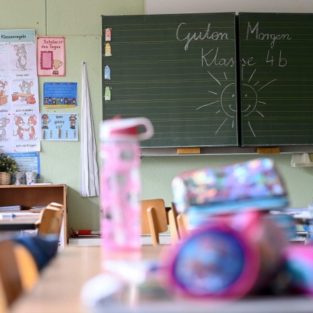 Eine Tafel mit "Guten Morgen Klasse 4b" ist in einem Klassenzimmer in der Schule in der Köllnischen Heide in Neukölln zu sehen.