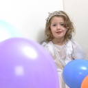Ein kleines Mädchen im Kostüm einer Prinzessin