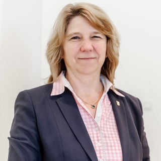 Kerstin von der Decken (CDU), Ministerin für Justiz und Gesundheit in Schleswig-Holstein, steht im Landtagsgebäude.