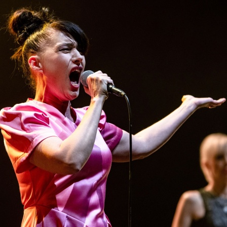 Die Sängerin Kathleen Hanna und ihre Band Bikini Kill bei einem Auftritt in London im Jahr 2019.