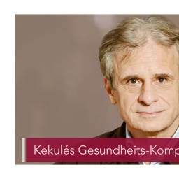 Zu sehen ist ein Screenshot eines Vorschaubilds zu dem Podcast "Kekulés Gesundheits-Kompass". Darauf zu sehen ist Alexander Kekulé, ein Mann Mitte 60. Er lächelt leicht und ist trägte fromelle Kleidung.