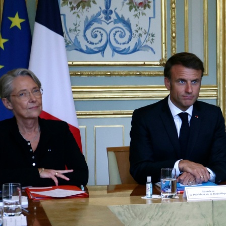 Frankreichs Präsident Macron (M), Premierministerin Borne (l) und Wirtschaftsminister Le Maire