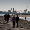 Touristen auf der Westmole an der Hafeneinfahrt in Swinoujscie Swinemünde auf der Ostseeinsel Usedom in der Woiwodschaft Westpommern in Polen.