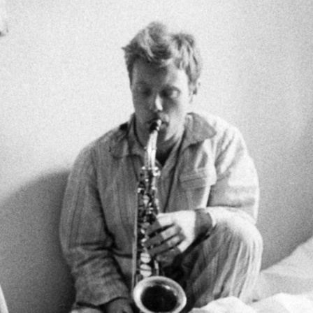 Ein Foto von Krystof Komeda mit Saxophon.