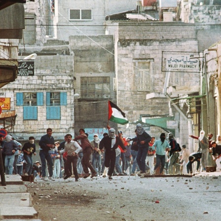 Straßenszene aus Nablus im Westjordanland von Dezember 1987, kurz nach Beginn der ersten Intifada, eines Aufstands der Palästinenser in den von Israel besetzten Gebieten.