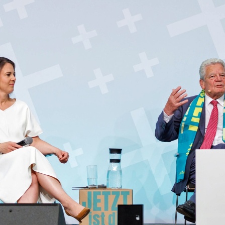 Alt-Bundespräsident, Joachim Gauck (rechts), spricht neben Bundesaußenministerin Annalena Baerbock (links, Bündnis 90/Die Grünen), auf dem Podium beim 38. Deutschen Evangelischen Kirchentag in Nürnberg.