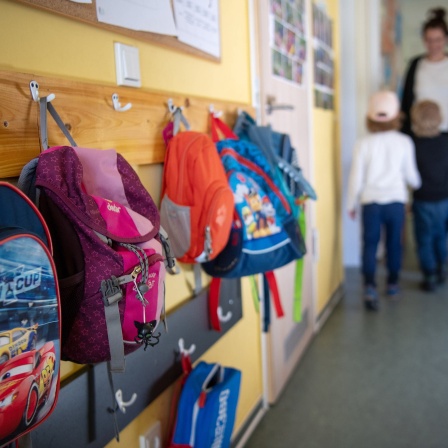 Kinderrucksäcke hängen im Eingangsbereich eines Kindergartens