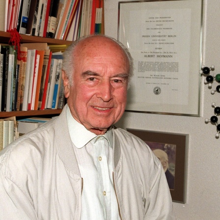 Der Schweizer Chemiker und Endecker von LSD, Albert Hofmann in seinem Haus (Archivbild)