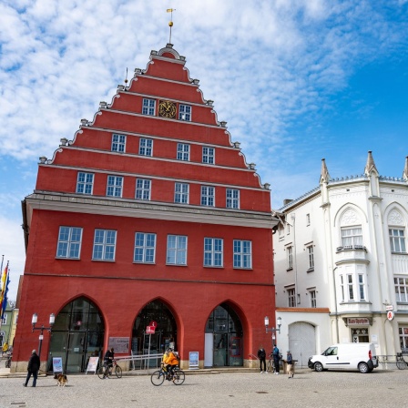 Das Rathaus am Marktplatz von Greifswald.
