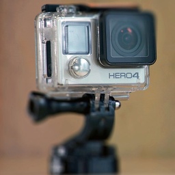 Eine GoPro HERO4 steht neben einer GoPro HERO5.