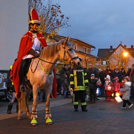 Klein-Gerau 12.11.2017: St. Martins Umzug Melani Kessler führt auf ihrem Pferd stolz den Umzug an