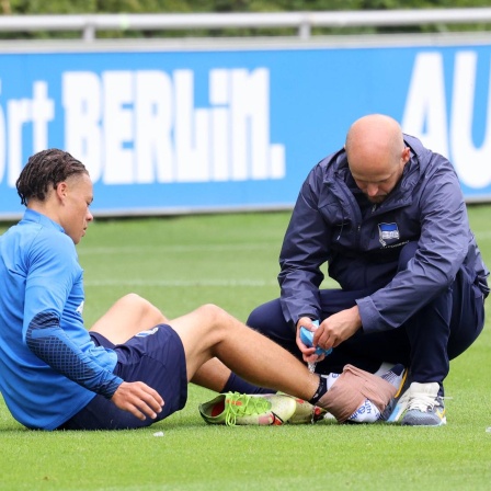 Physiotherapeut André Kreidler (rechts) behnadelt während seiner Zeit bei Hertha BSC einen Spieler.