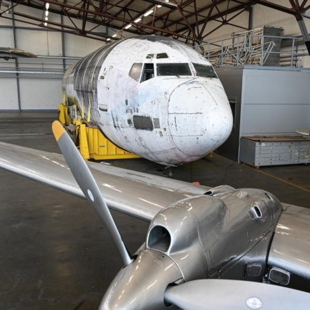 Die Lufthansa-Maschine "Landshut" steht im Bodensee-Airport in einem Hangar des Dornier Museums. Im Vordergrund steht eine historische Propellermaschine. 
