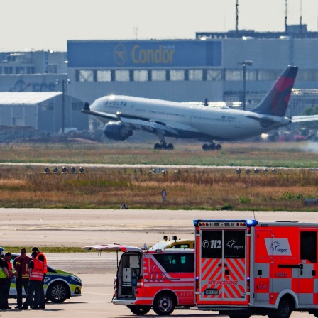 Aktivisten der "Letzten Generation" sind erneut in einen Flughafen eingedrungen. 