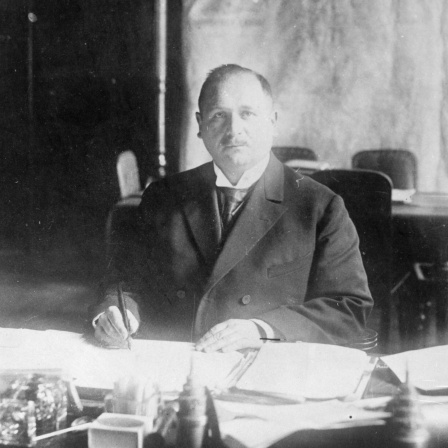 Rundfunkpionier Hans Bredow um 1926 am Schreibtisch