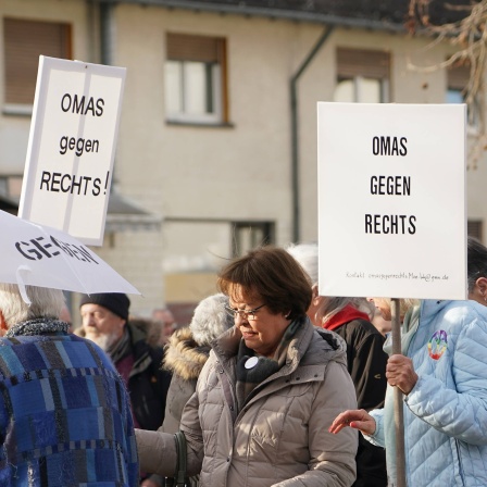 "Omas gegen rechts" protestieren in Mörfelden-Walldorf