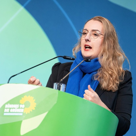 Katharina Dröge hält eine Rede bei einer Veranstaltung der Grünen.