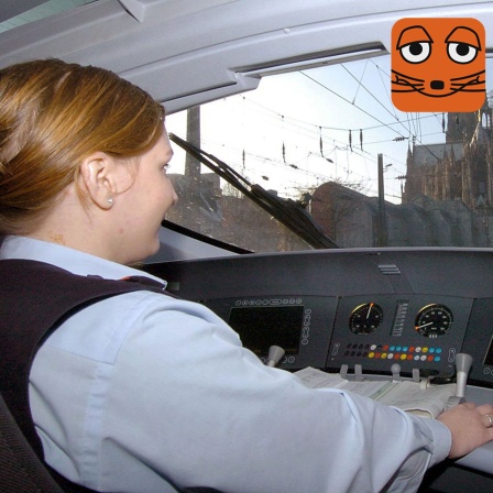 Eine Lokführerin sitzt im Cockpit eines Schnellzuges.
