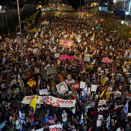 Menschen nehmen an einer Demonstration in Tel Aviv (Israel) teil, die das Ende des Krieges und die sofortige Freilassung der Geiseln fordert, die von der Hamas im Gazastreifen festgehalten werden, sowie gegen die Regierung von Ministerpräsident Netanjahu.