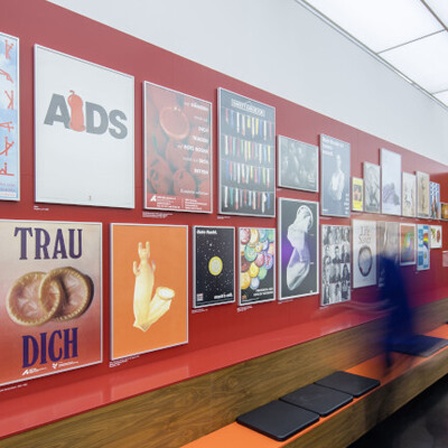 Wand mit AIDS-Plakaten aus der Sammluing des Deutschen Hygiene-Museums